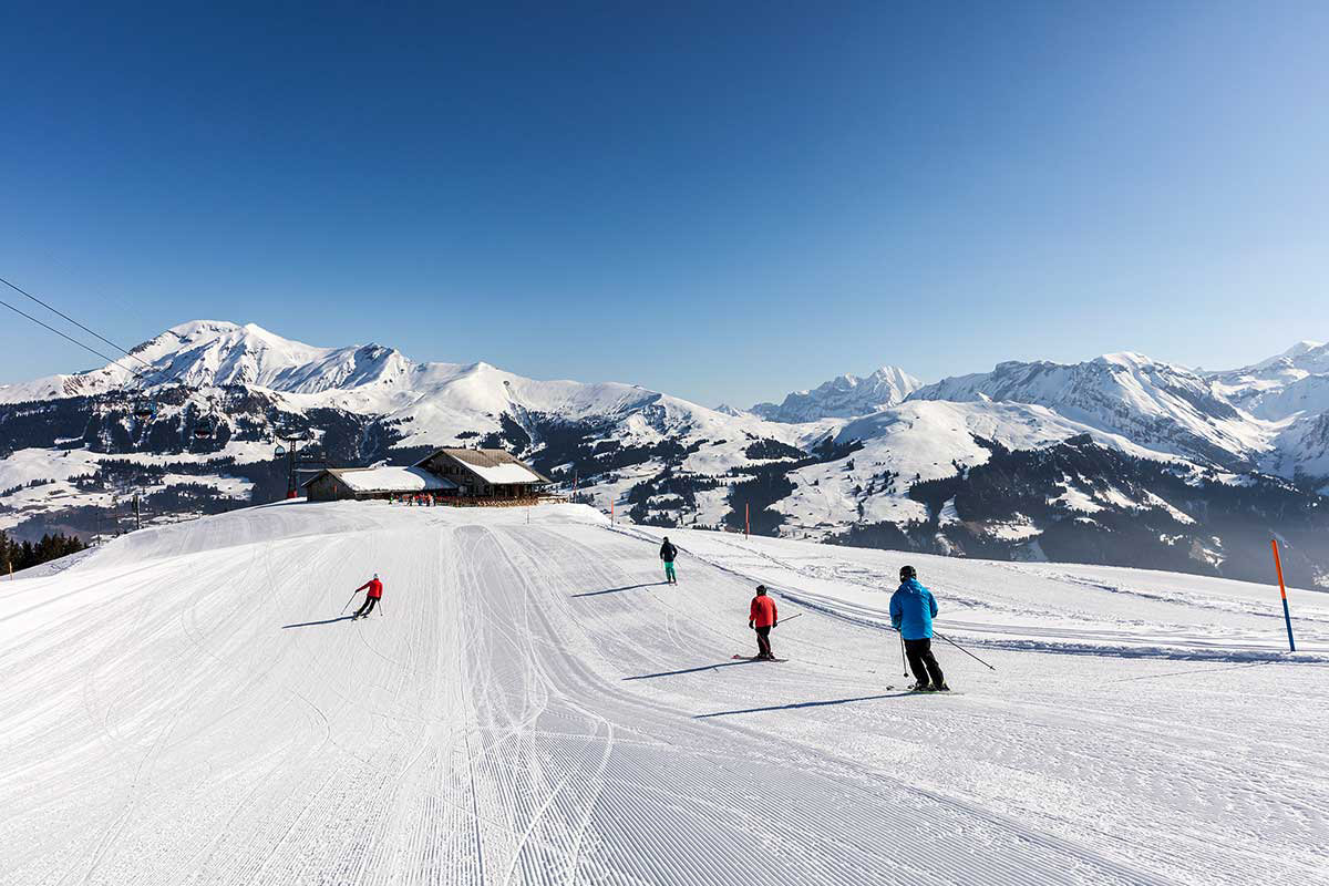 Persoon die van een besneeuwde helling skiet