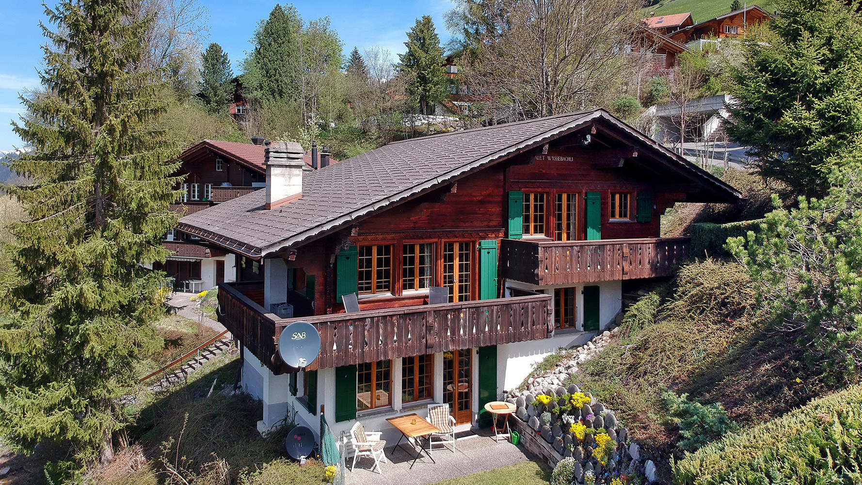 Buitenaanzicht van het chalet in de zomer