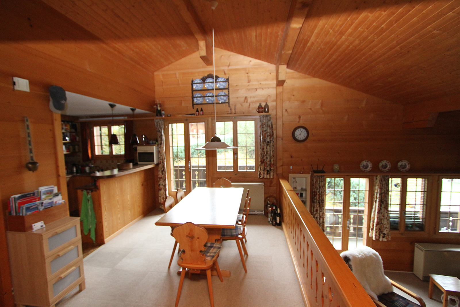 Moderne keuken met volledige voorzieningen