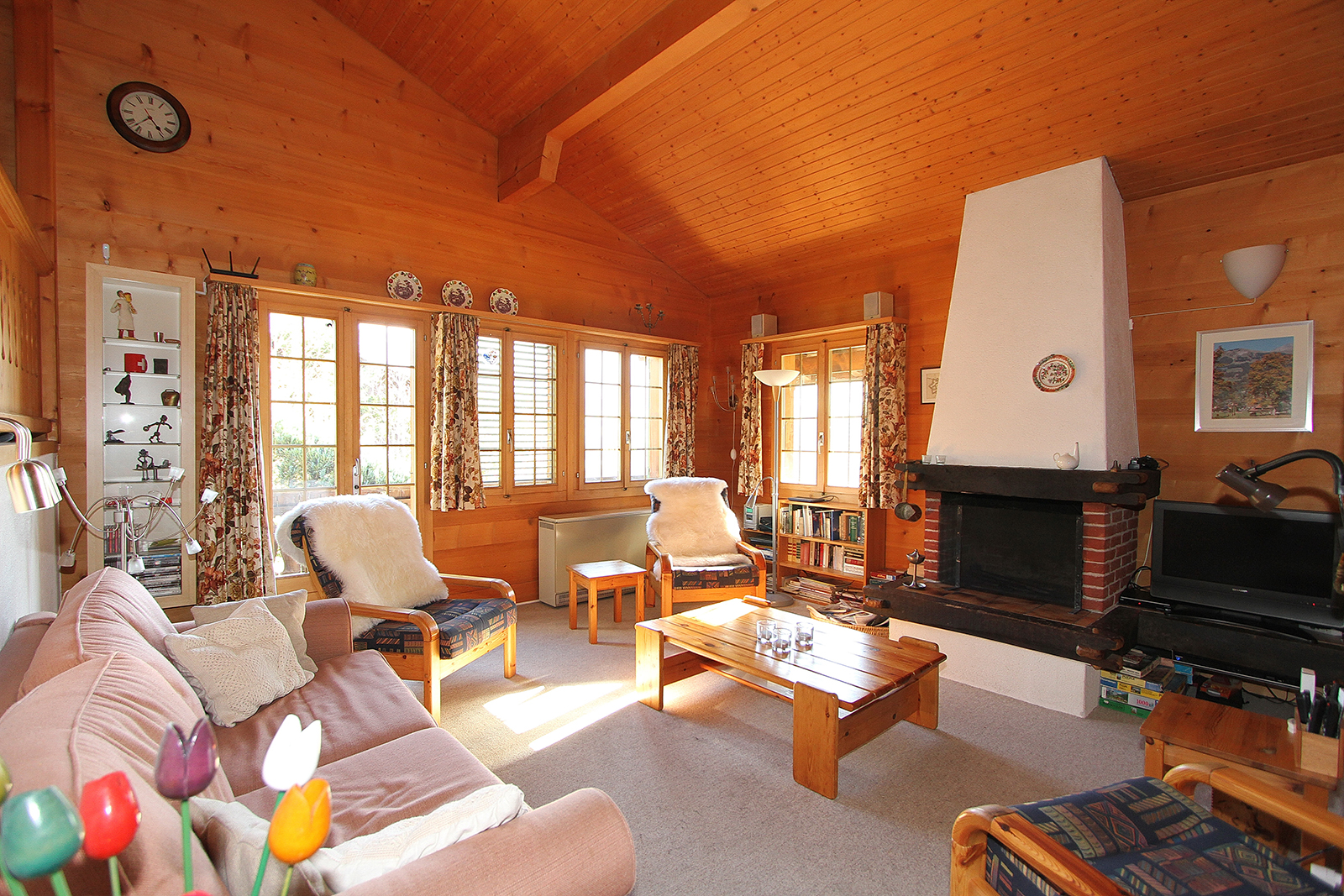 Gezellige woonkamer met een open haard