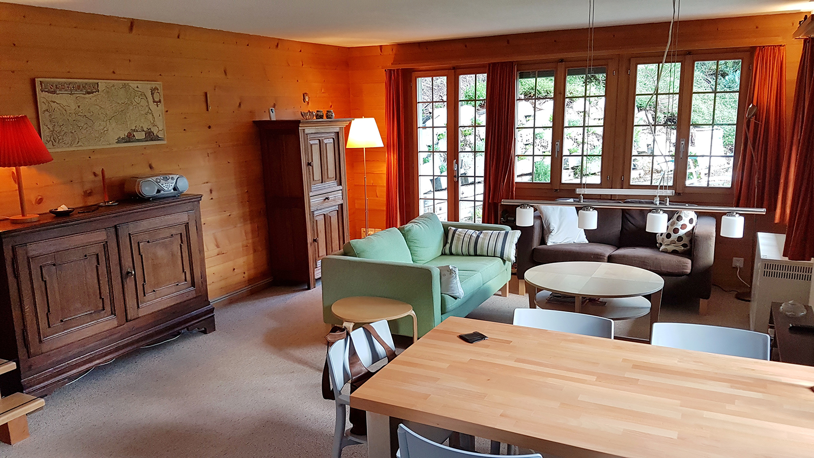 Slaapkamer met comfortabele bedden