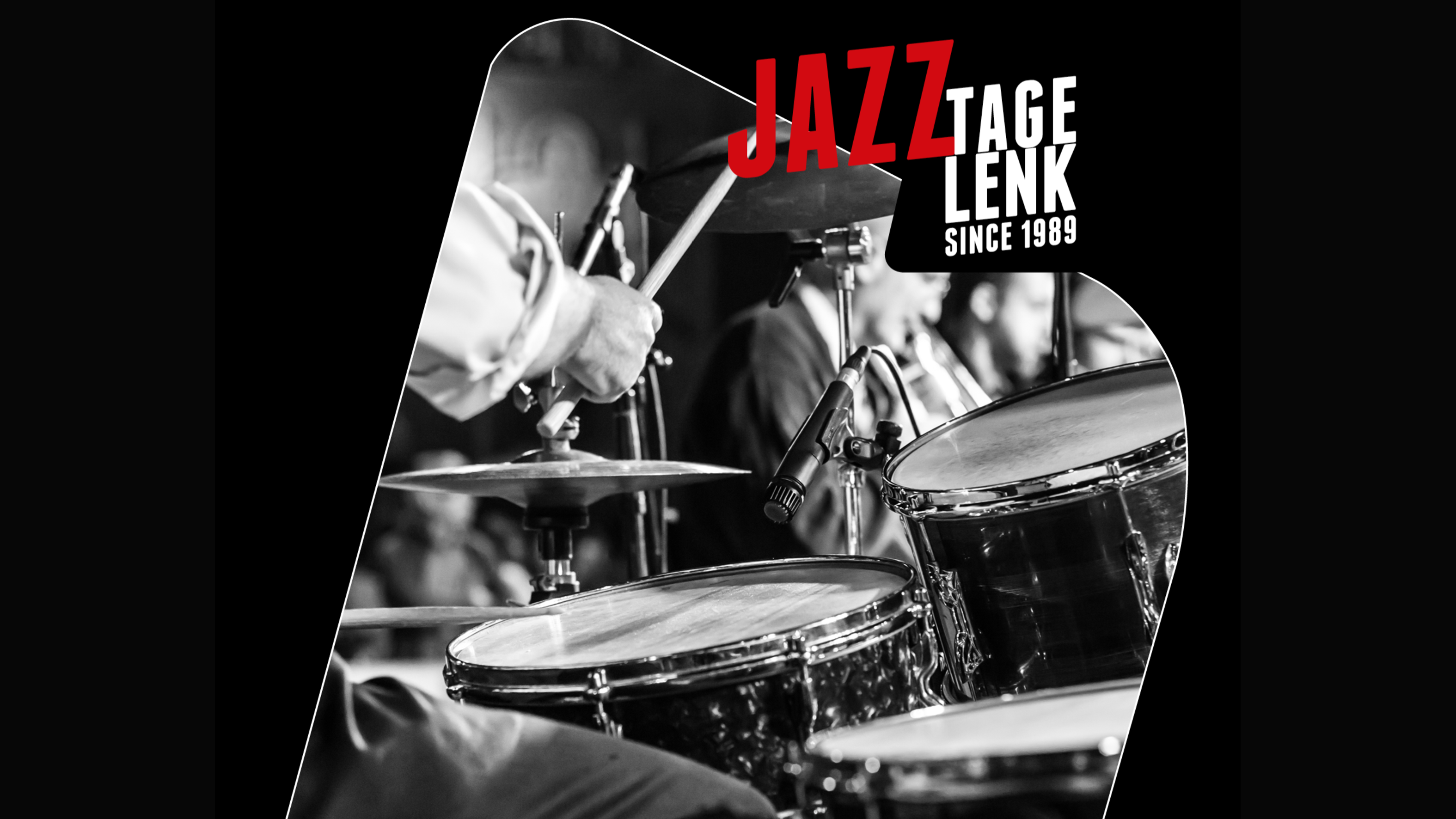 Live band die op een muziekfestival speelt