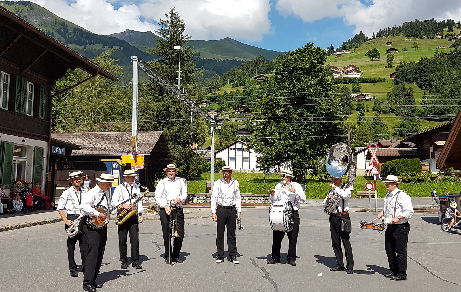 Live band die op een muziekfestival speelt