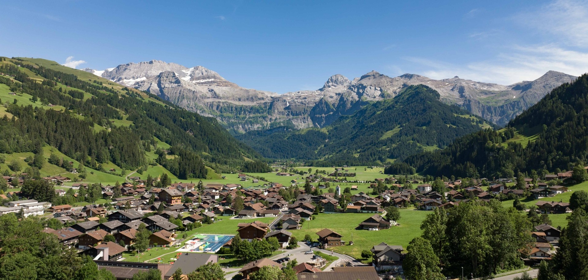 Schilderachtig dorp Lenk in de Zwitserse Alpen